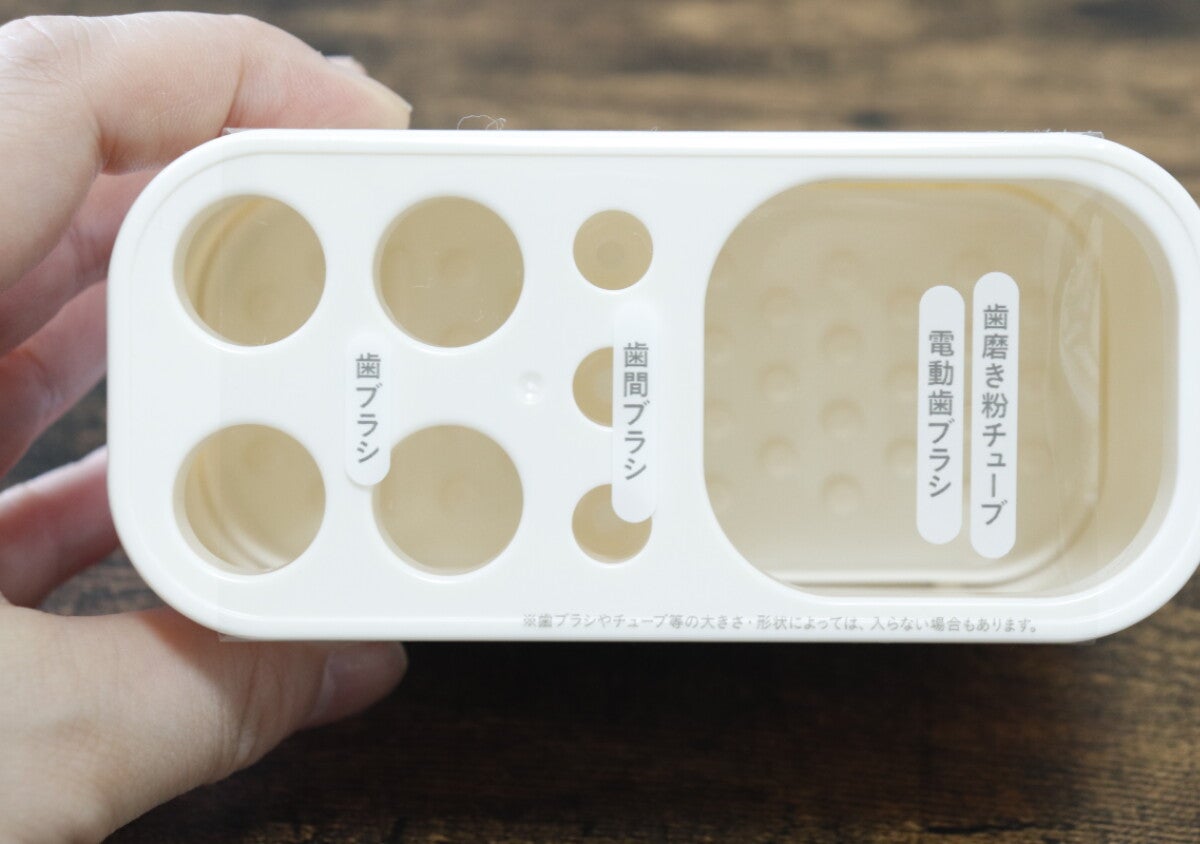 100均の穴だらけな「箱」が優秀！「置き場所なくて困ってた…」ケアグッズもおさまるスタンド