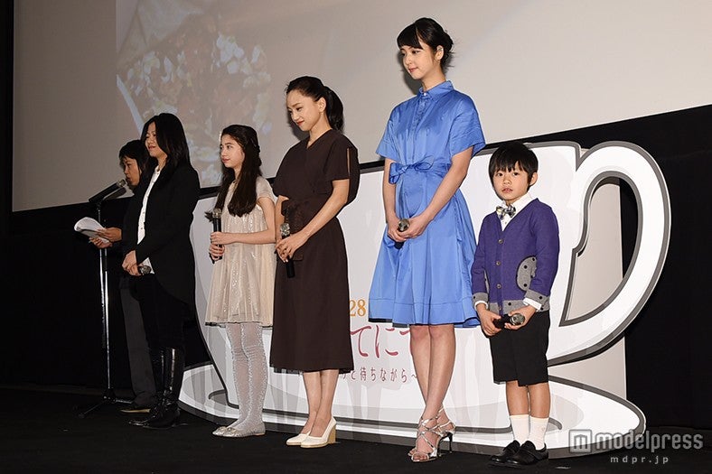 （左より）姜秀瓊監督、桜田ひより、永作博美、佐々木希、保田盛凱清