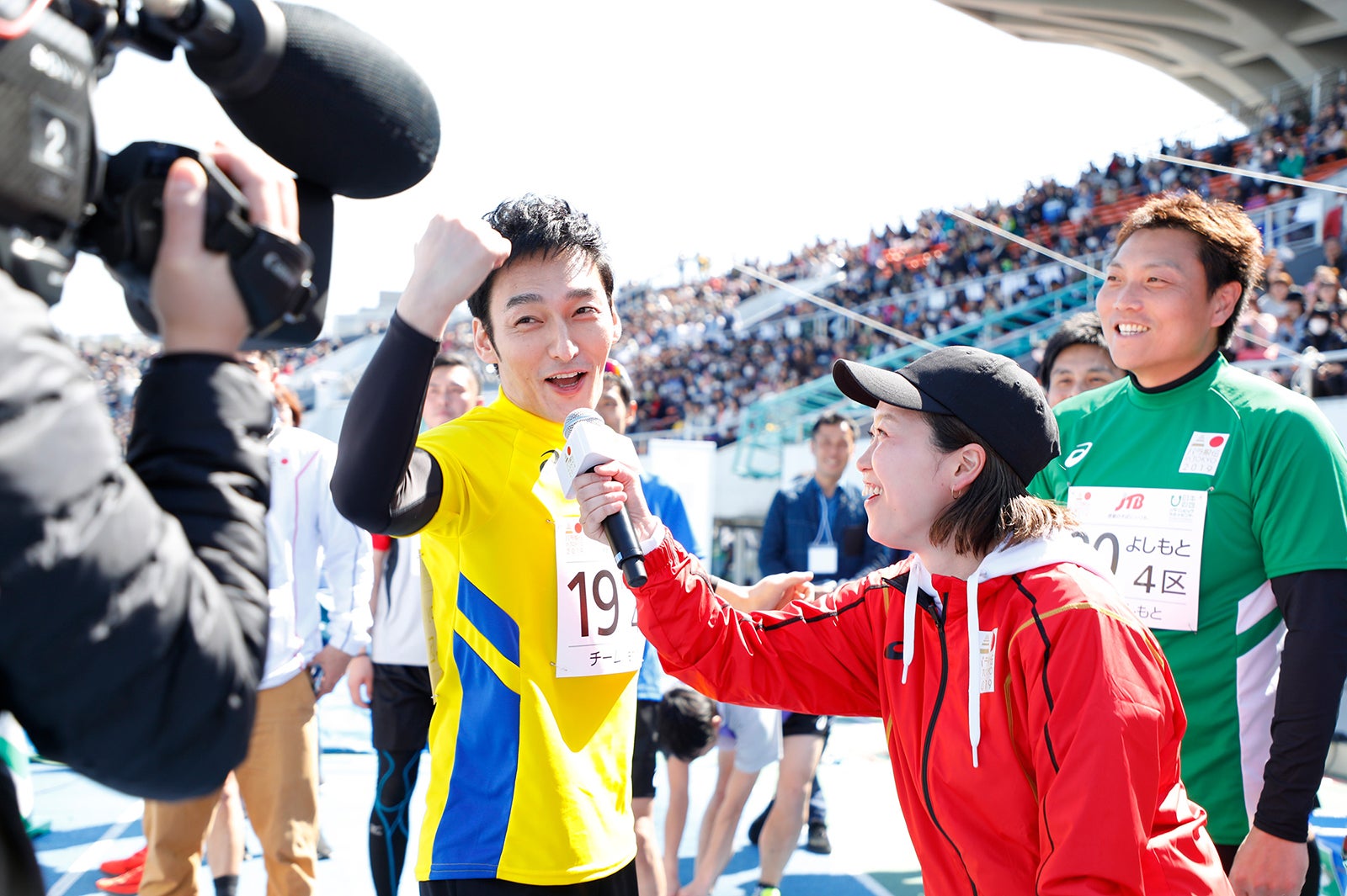 草なぎ剛、カメラにアピール／提供：日本財団パラリンピックサポートセンター