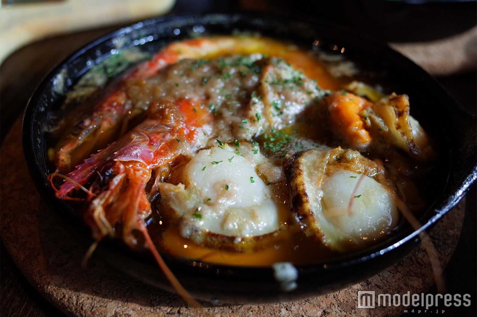 肉厚ホタテと贅沢海老のアヒージョ￥1,000（C）モデルプレス