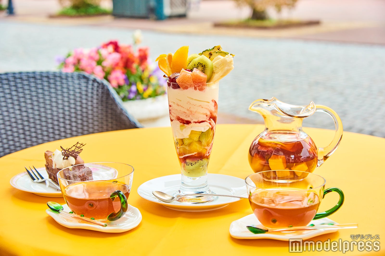 フルーツティー1,200円、季節のフルーツパフェ1,000円（税込・サ別）（C）モデルプレス