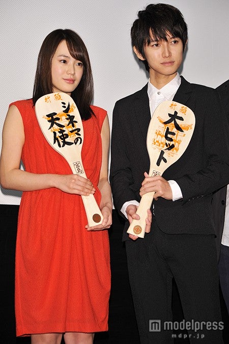 （左から）藤原令子、本郷奏多