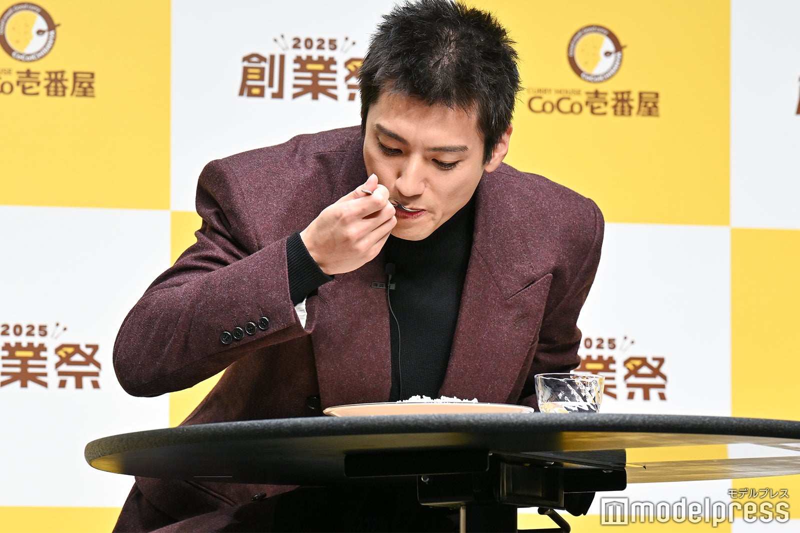 自身が監修した「塩豚角煮ジンジャーカレー」を試食する山田裕貴（C）モデルプレス