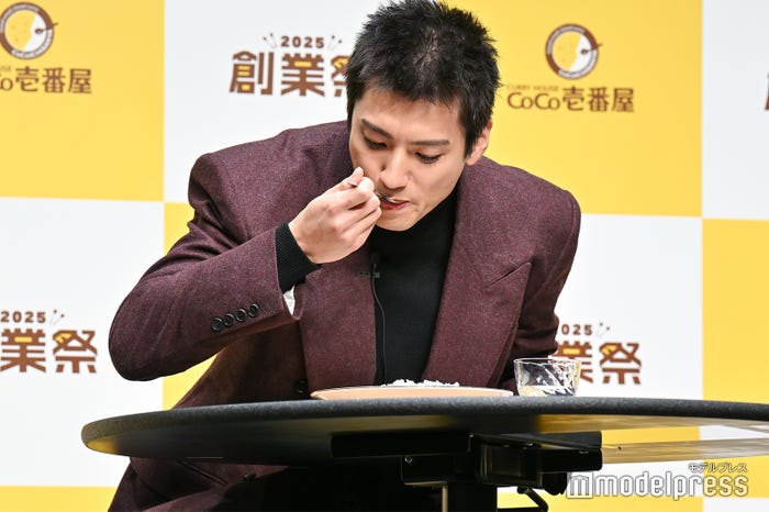 自身が監修した「塩豚角煮ジンジャーカレー」を試食する山田裕貴(C)モデルプレス