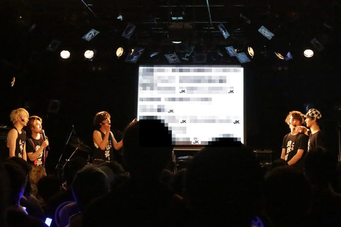 女子には内緒のトーク(写真提供:SonyMusic)