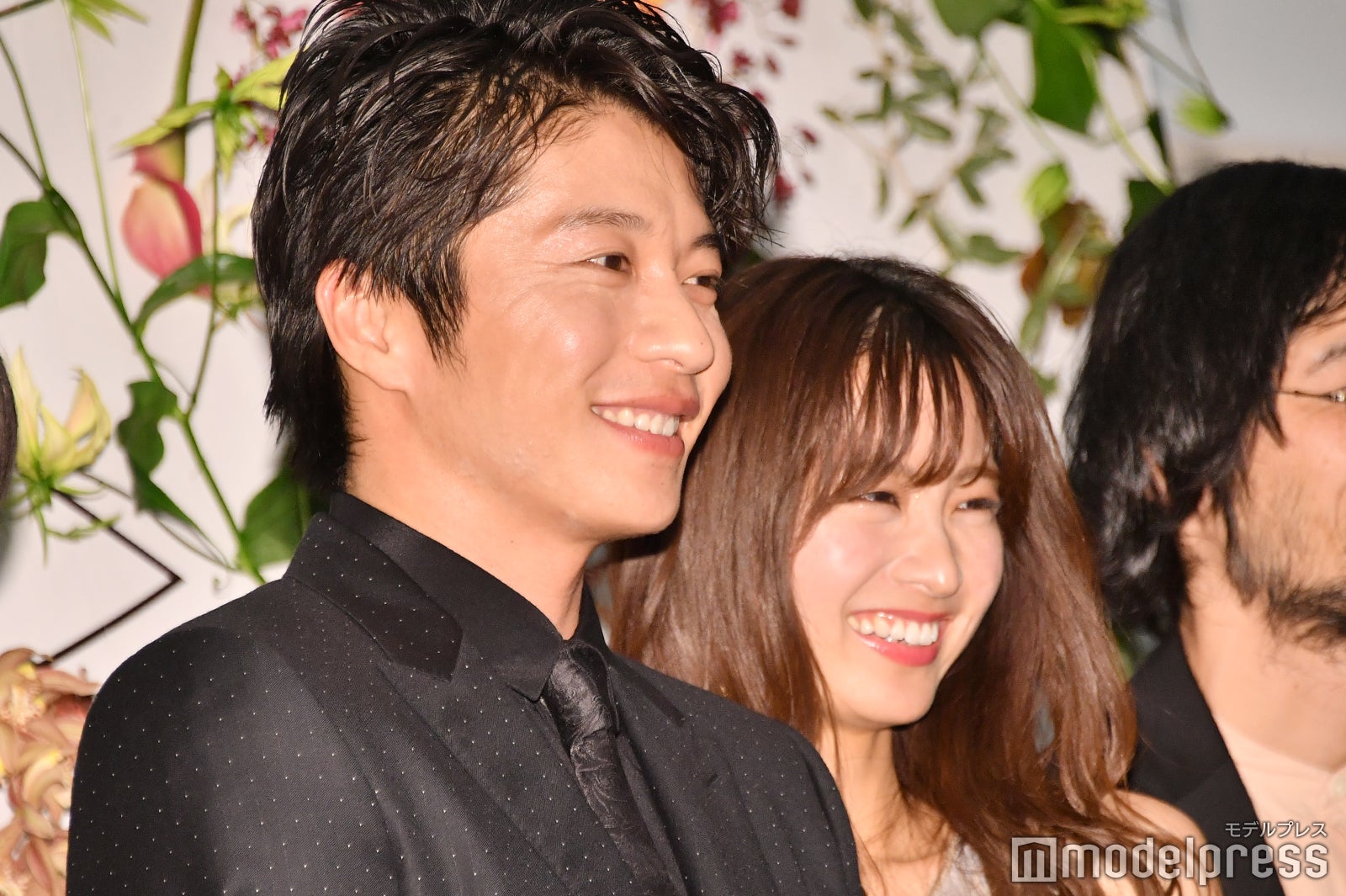 田中圭、岡崎紗絵 （C）モデルプレス