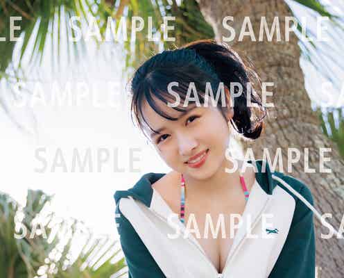日向坂46上村ひなの、水着&パーカー“海デート”カット解禁 特典ポストカード第5弾先行公開<そのままで>