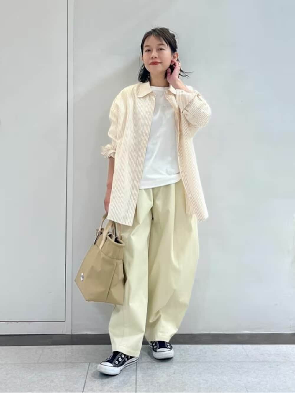 ライトトーンのグラデーションでバレルパンツをすらっと見せて 出典:WEAR