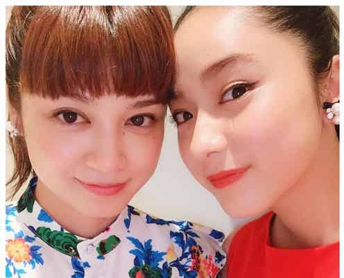 平祐奈、姉・平愛梨の第2子と対面 美人姉妹ショットに反響「素敵」「愛が溢れてる」