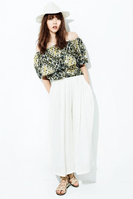 つば広ハット¥2,990 オフショルトップス¥5,990 フレアパンツ¥4,990 レースアップサンダル¥4,990/AZUL by moussy(C)TOPLOG