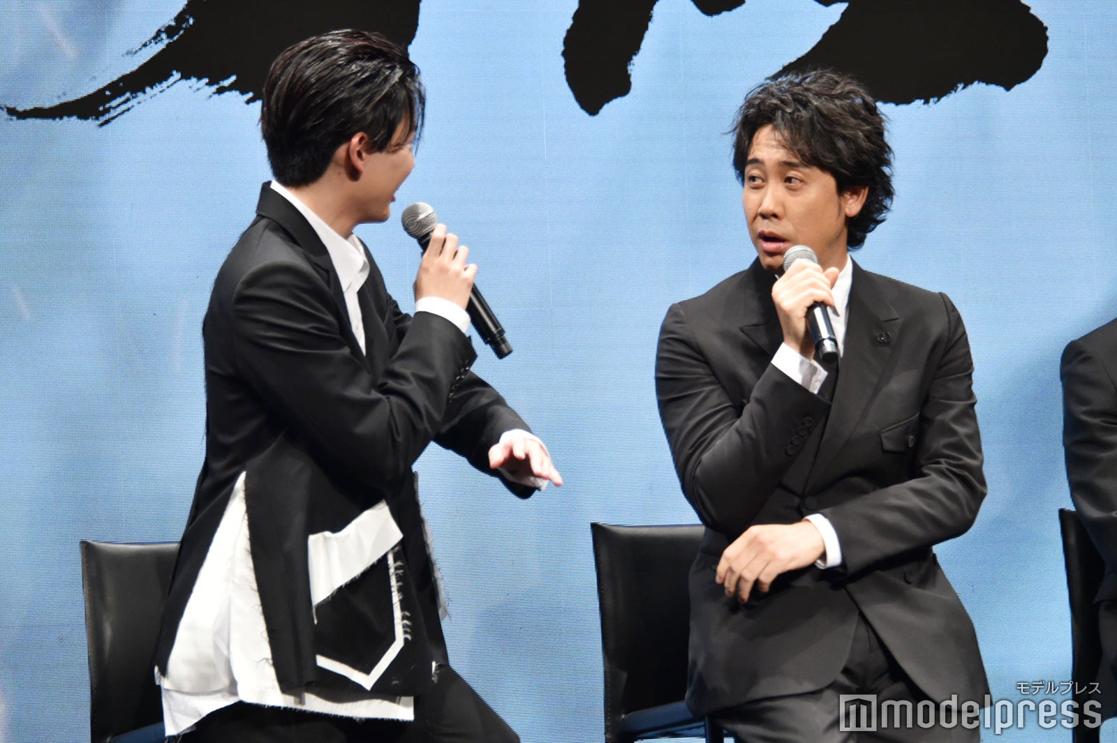 ジョークがとまらない大泉洋にツッコむ長尾謙杜（C）モデルプレス