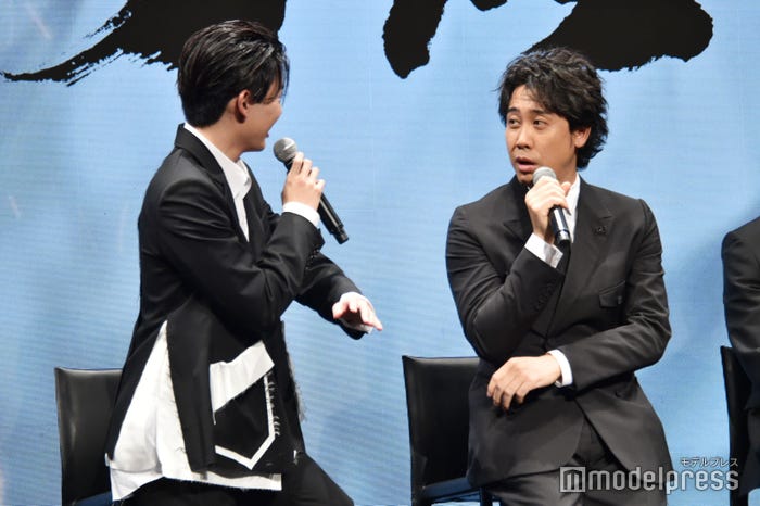 ジョークがとまらない大泉洋にツッコむ長尾謙杜(C)モデルプレス