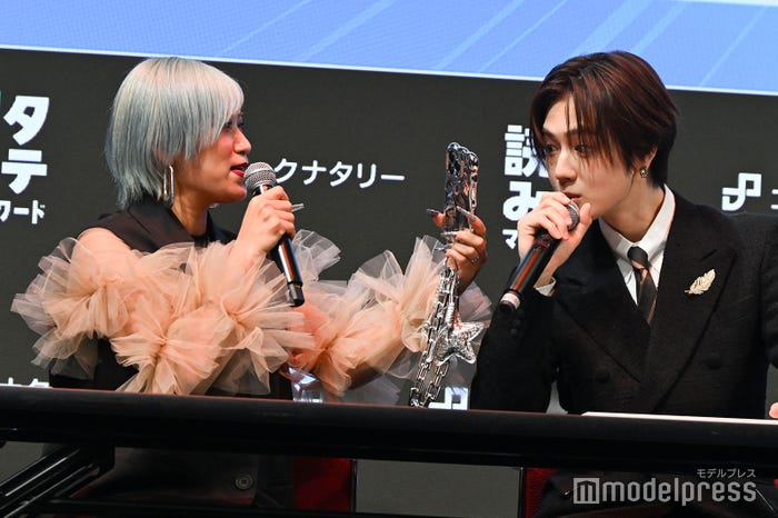 佐野雄大の顔にマジックが付いたことを指摘する信子(C)モデルプレス