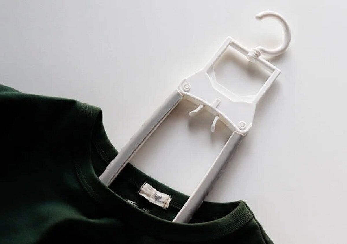 ダイソーのワンタッチハンガーは服の首元から通しやすい形状