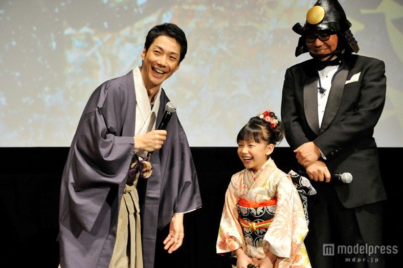 野村萬斎（左）と芦田愛菜（右）