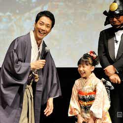 野村萬斎(左)と芦田愛菜(右)