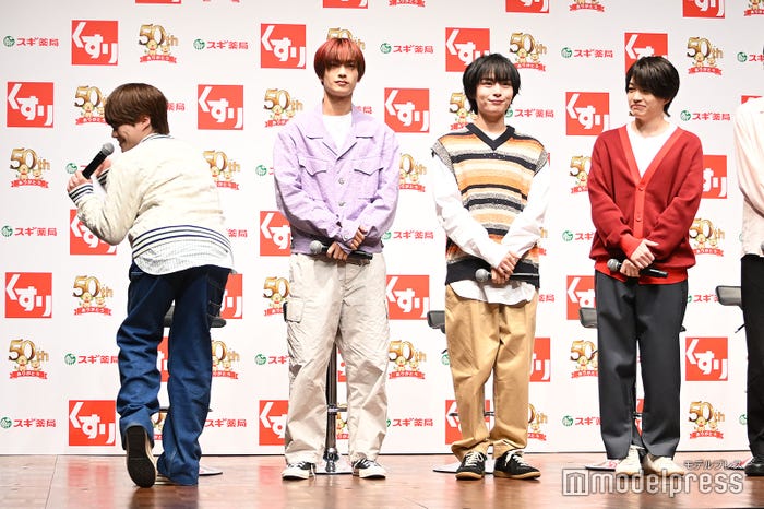 いつものように「プリン食べすぎて、お尻プリンプリン!なにわ男子のリーダー、大橋和也です!」と元気いっぱいに挨拶する大橋和也、気に留めず真っ直ぐ前を見据える高橋恭平、笑いがこらえきれない大西流星、大橋の強心臓の行方を見届ける西畑大吾(C)モデルプレス