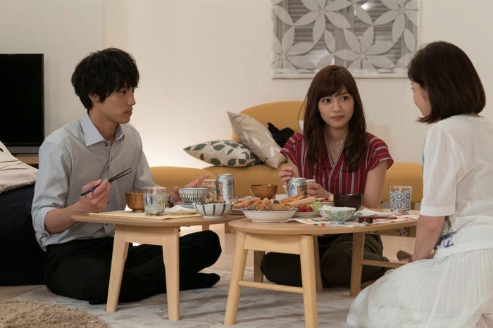 福士蒼汰、川口春奈、岡江久美子/「愛してたって、秘密はある。」第4話より(画像提供:日本テレビ)