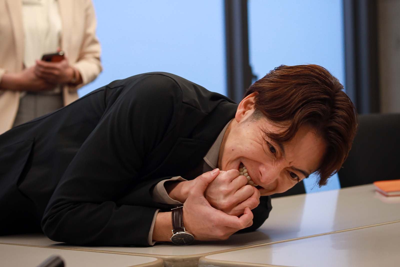 小池徹平「離婚しない男―サレ夫と悪嫁の騙し愛―」第7話より（C）テレビ朝日