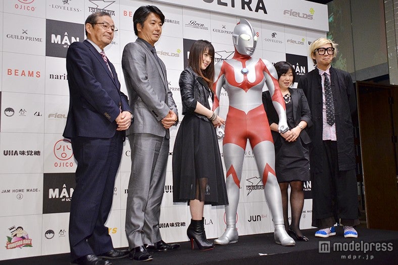 （左から）大岡新一氏、繁松徹也氏、北乃きい、ウルトラマン、佐藤佳世子氏、千原徹也氏