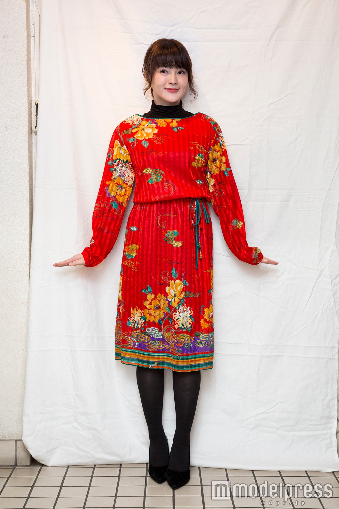 オリエンタルな雰囲気のワンピース（C）峰なゆか／ドラマ「女くどき飯 Season2」製作委員会・MBS