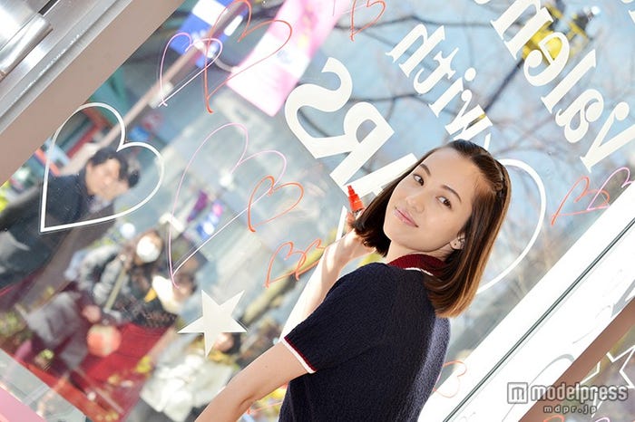 ガラス窓にペインティングしている水原希子