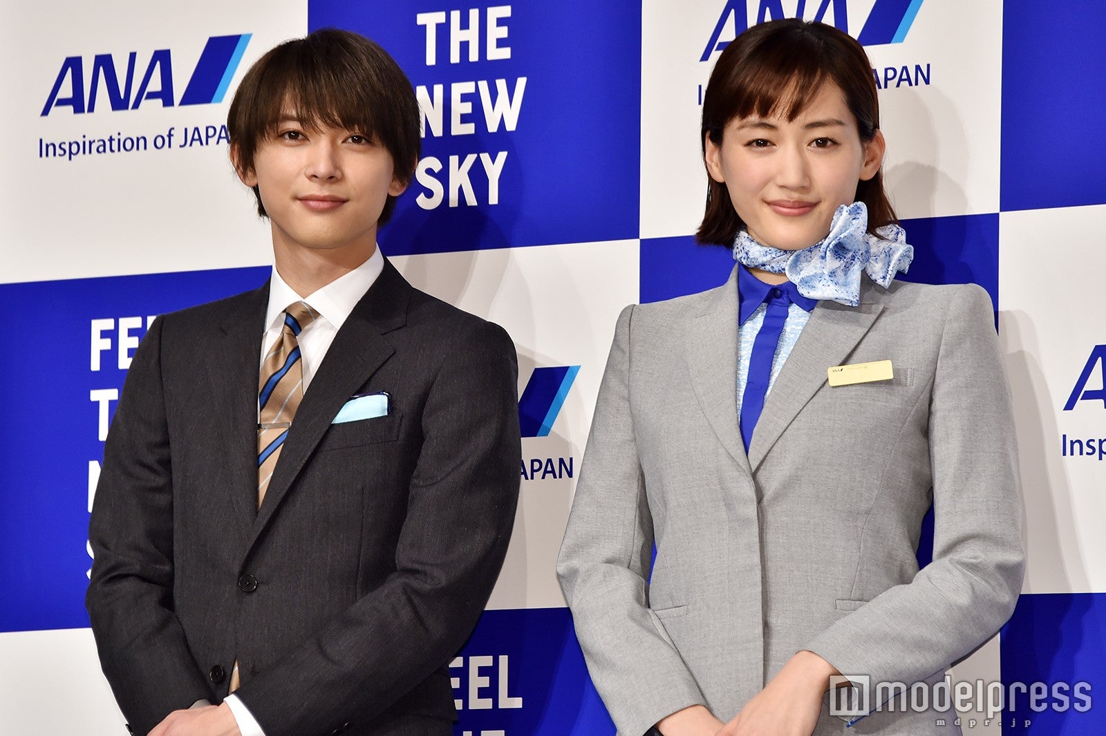 綾瀬はるか、眩しいCA姿を披露 吉沢亮が弟役で共演