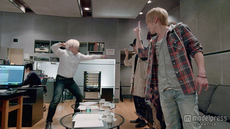 「Thinking Dogs」に激しく指導するサイモン利根川/新TVCM「初対面篇」より