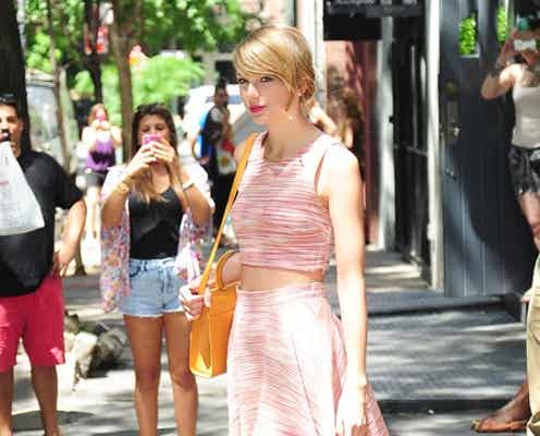 テイラー・スウィフト、夏の肌見せファッション スリムなウエストをチラリ