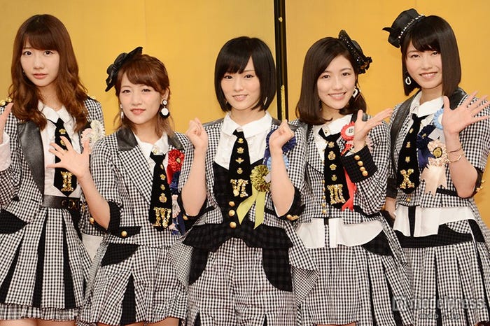 AKB48、次期朝ドラ主題歌に決定 グループ初の抜擢に喜び/(左から)柏木由紀、高橋みなみ、山本彩、渡辺麻友、横山由依