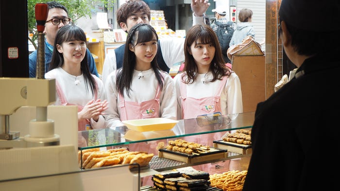 (左から)下尾みう、小栗有以、清水麻璃亜(C)AKS