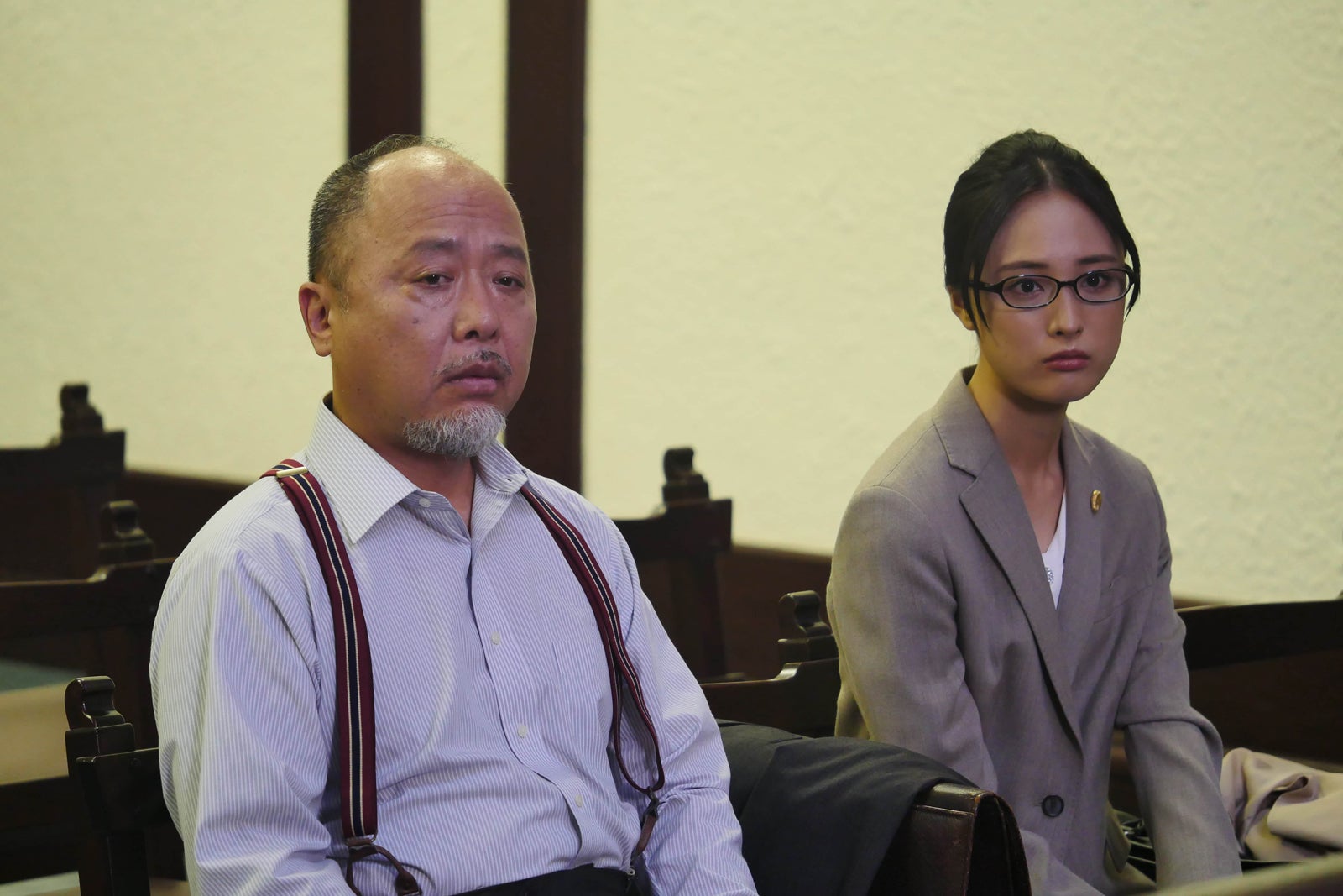 マキタスポーツ、大友花恋「ハイエナ」第1話より（C）ドラマ「ハイエナ」製作委員会