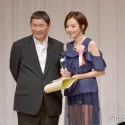 モデルプレス - ベッキー、まさかの登場に会場ざわつく<第26回東京スポーツ映画大賞>