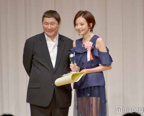 ベッキー、まさかの登場に会場ざわつく<第26回東京スポーツ映画大賞>