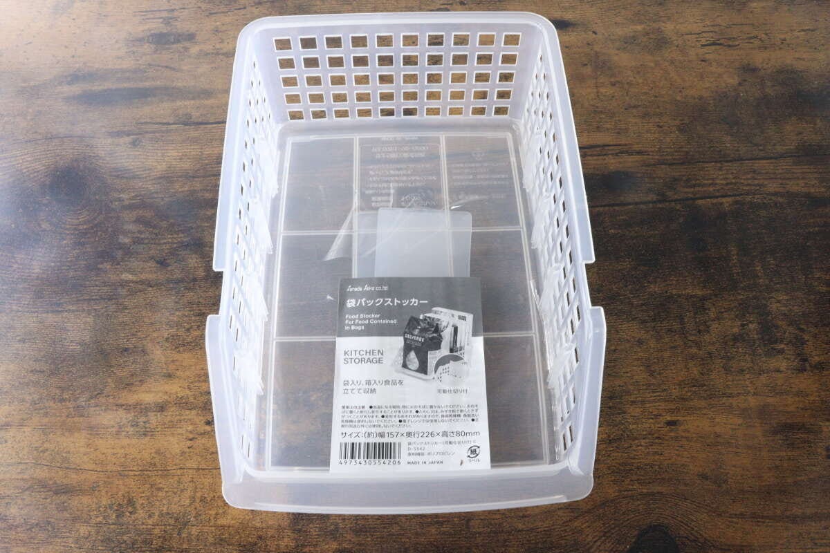 透明な収納ケース「袋パックストッカー」と商品パッケージの俯瞰写真 透明な収納ケース「袋パックストッカー」と商品パッケージの俯瞰写真