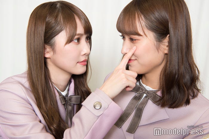 加藤史帆、佐々木久美のほくろをタッチ(C)モデルプレス