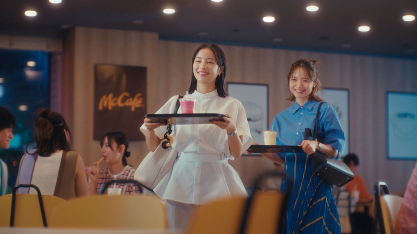 広瀬すず、宮崎あおい／新TVCM「寄り道マック 仕事帰りのベリー」篇より（提供写真）