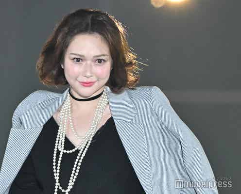 村重杏奈、美デコルテ輝くオールインワンで上品に【GirlsAward 2024AW】