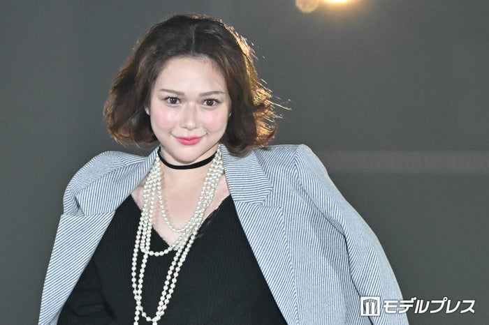 村重杏奈、美デコルテ輝くオールインワンで上品に【GirlsAward 2024AW】
