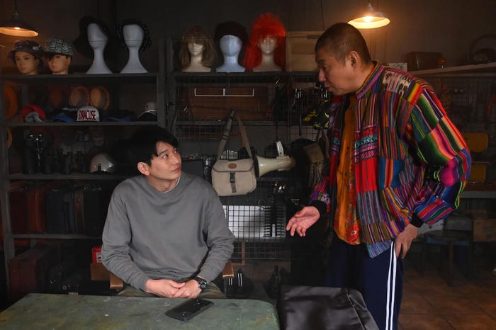 向井理、荒川良々「ダブルチート 偽りの警官 Season1」第3話より(C)テレビ東京 WOWOW