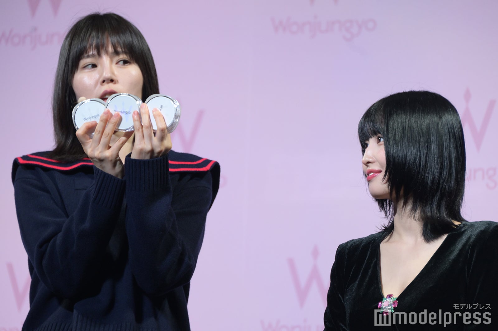 メイクの説明をするウォン・ジョンヨ、モモ（C）モデルプレス