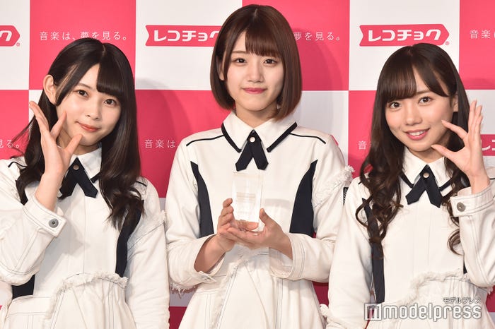 柿崎芽実、佐々木美玲、齊藤京子 (C)モデルプレス