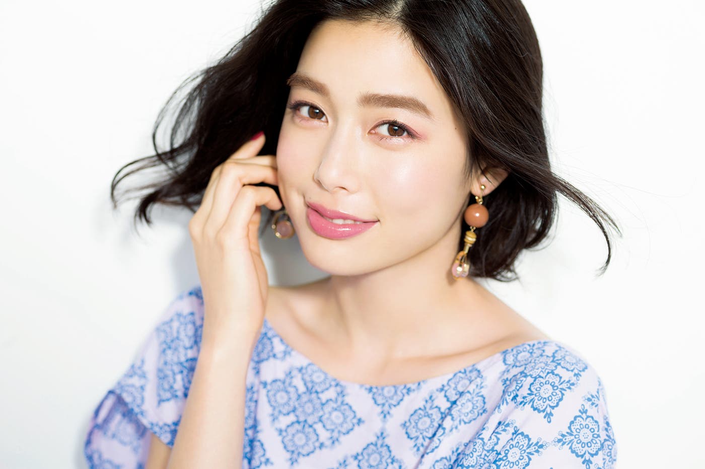 使用色「インテグレート ニュアンスアイブローマスカラ BR672 ナチュラルブラウン」「インテグレート ワイドルックアイズ PK373」(モデル:吉倉あおい)/画像提供:主婦の友社