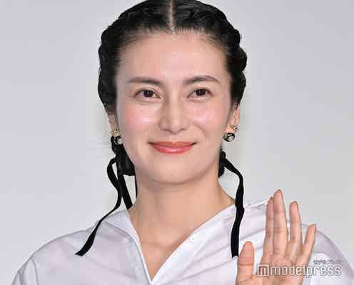 柴咲コウ、チューブトップドレスでデコルテ&美背中輝く「透明感すごい」「芸術作品のよう」