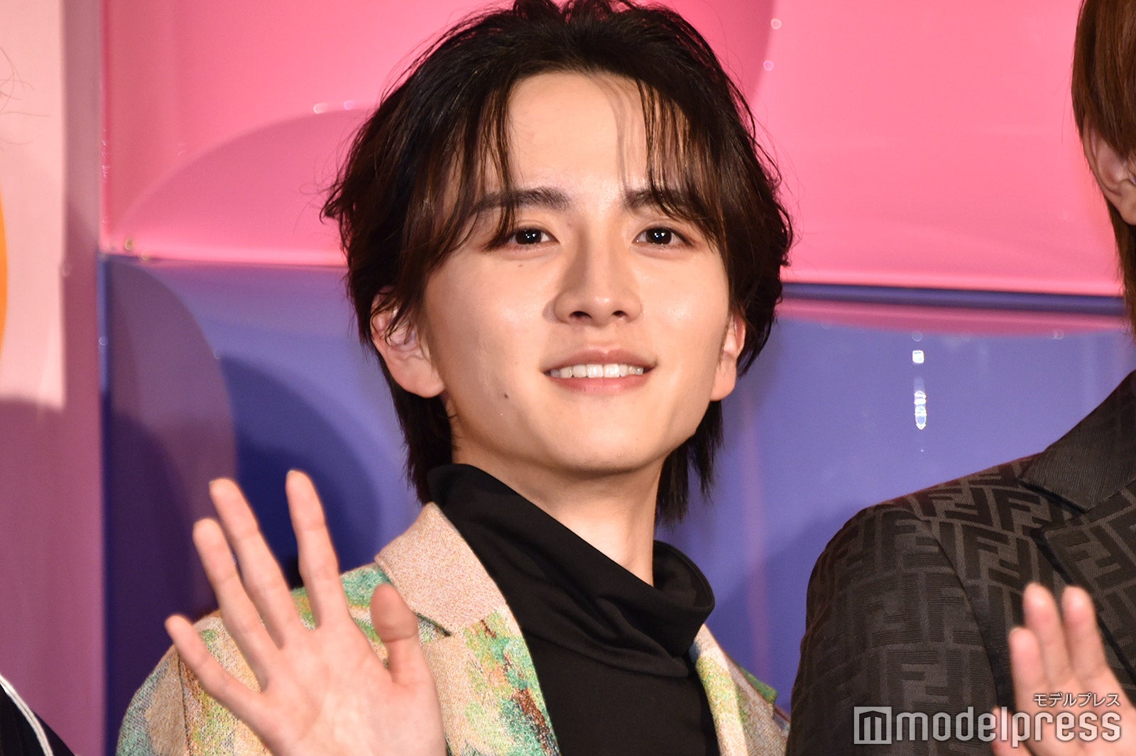 高橋恭平にヒールを真似された板垣李光人（C）モデルプレス