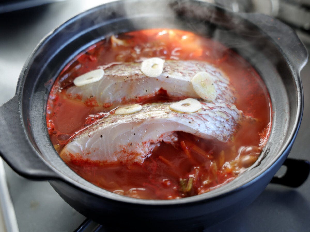 薄切りにしたにんにくも入れたら、蓋をして更に7~8分煮る 薄切りにしたにんにくも入れたら、蓋をして更に7~8分煮る