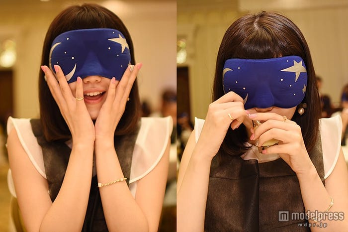 美味しい料理に感激/モデル:河西里音