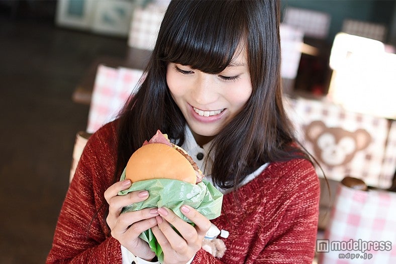 パストラミ＆ビーフパティバーガー／モデル：矢内美麻理