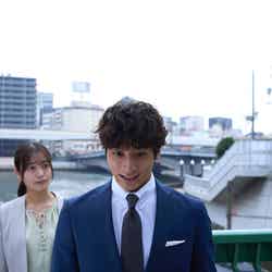 田辺桃子、小関裕太「癒やしのお隣さんには秘密がある」第2話より（C）日本テレビ