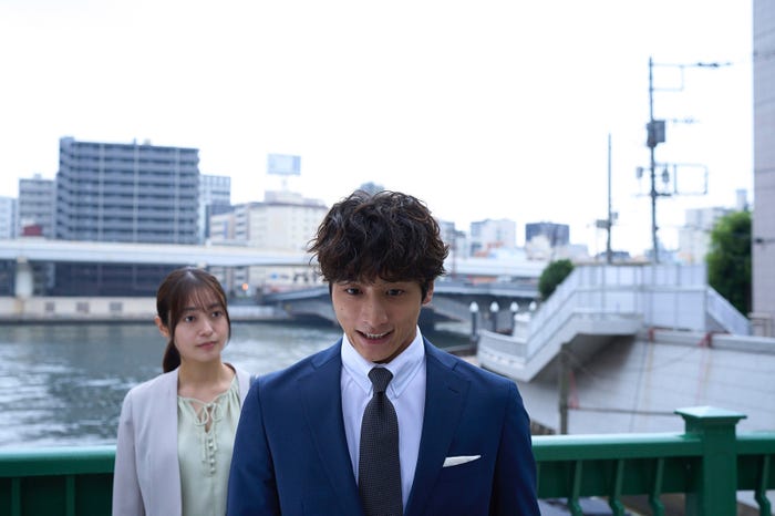 田辺桃子、小関裕太「癒やしのお隣さんには秘密がある」第2話より(C)日本テレビ